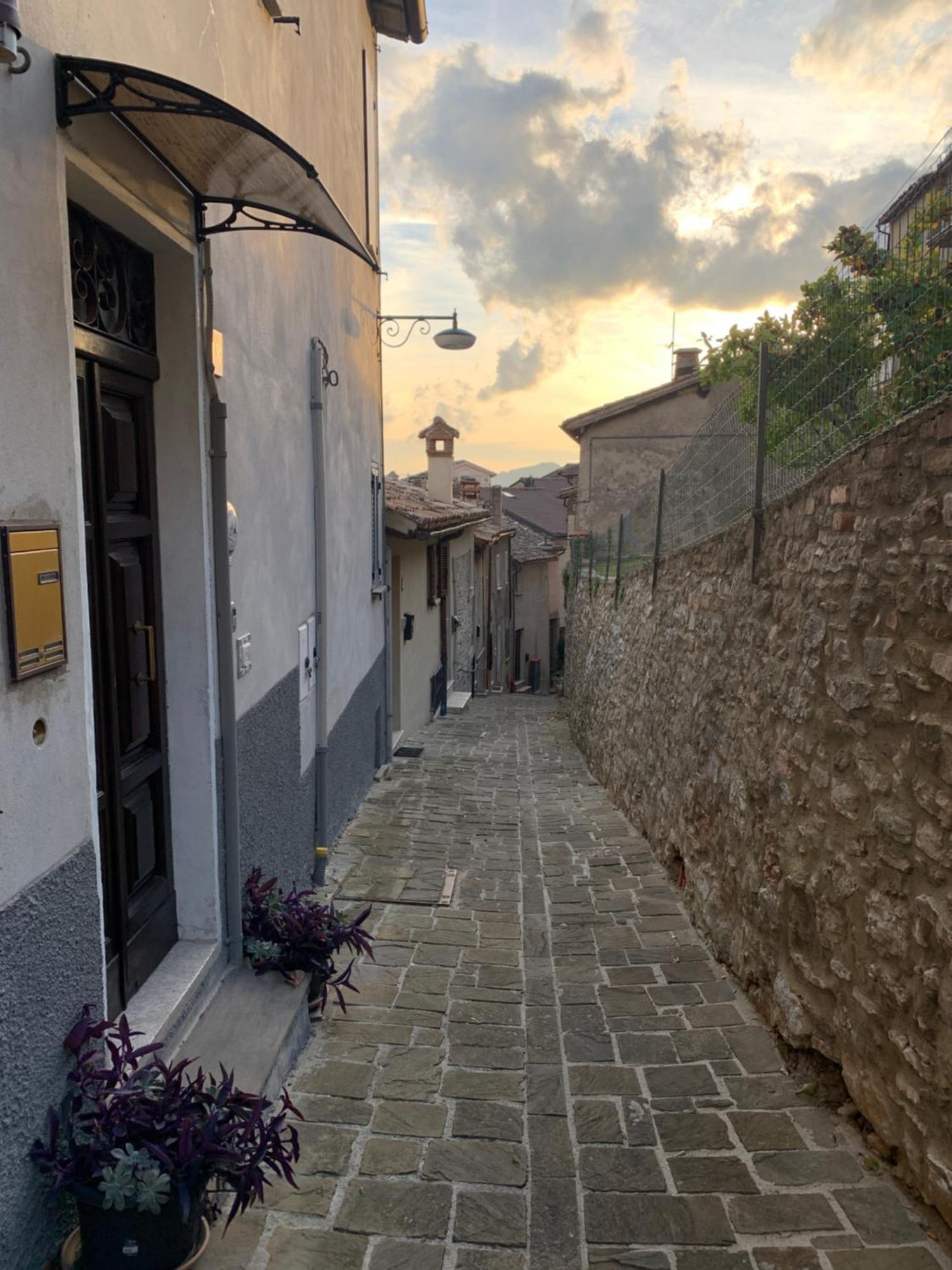 Casa Flea - Holiday Apartment With 2 Bedrooms Gualdo Tadino Exterior foto